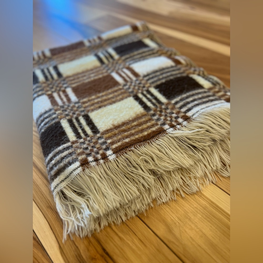 Vintage throw blanket! Excellent condition